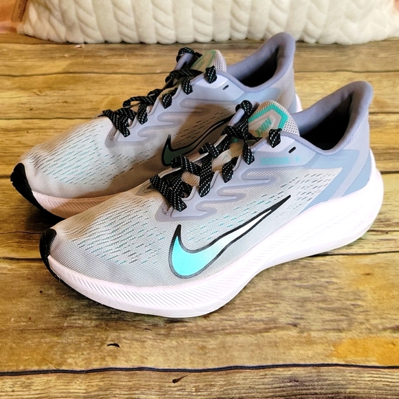 Nike Shoes - NIKE AIR ZOOM Size 7